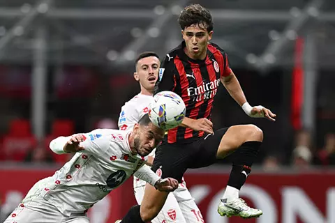 وسط جماهير غاضبة.. ميلان يختتم الدوري الإيطالي بالفوز على مونزا